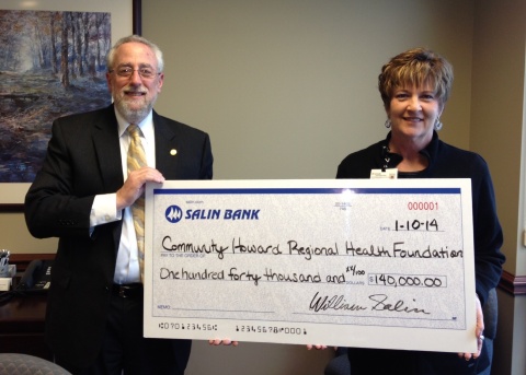 Ray Gusky, Executive Vice President and Chief Financial Officer for the Salin Bank & Trust Company Presents a symbolic check to Rhonda Eastman, director of the Community Howard Regional Health Foundation. (Photo: Business Wire)