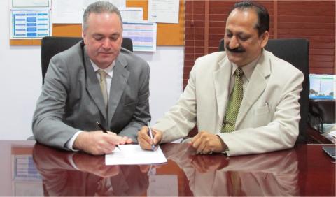 Essential Energy and Ascend sign agreement (Photo: Business Wire)