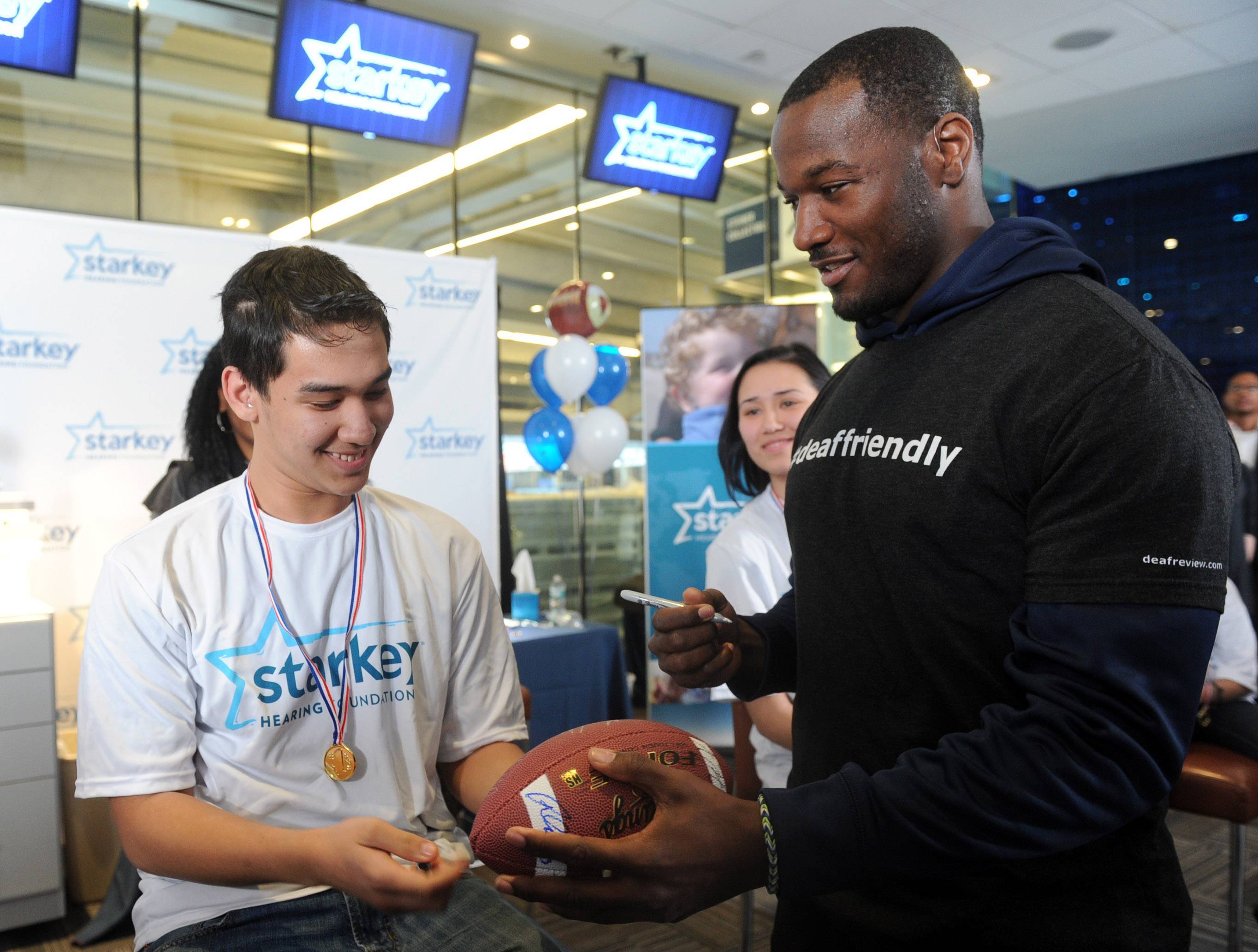 EXCLUSIVE: Seahawks' Derrick Coleman surprises hearing-impaired boy, 10,  with jersey – New York Daily News