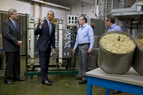 Secretary Vilsack and President Obama learn about AFEX from MBI's Tim Campbell and Dr. Bruce Dale (AP Photo/Jacquelyn Martin)