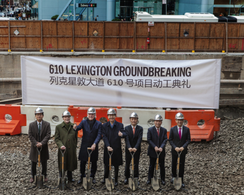 From left to right: Peter HAN, Partner, Foster + Partners; Gerald D. HINES, Founder and Chairman, HINES; Aby ROSEN, Co-Founder, RFR Holding LLC; Ambassador SUN Guoxiang - Consul General of the People's Republic of China in New York; YU Liang - President, Vanke; CHEN Xiaozhou - Chairman, China Cinda Hong Kong; ZHANG Xu - Group Vice Present, Vanke (Photo: Jesse David Harris)