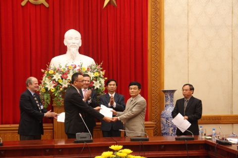 Trung Nguyen, country manager for Motorola Solutions Vietnam, presenting an official certificate of the Motorola Solutions Fund contribution to Nguyen Van Bong, vice director of the Social Charity Fund of the Vietnam Police News Agency.

From left to right: Motorola Solutions senior director of legal and government affairs, Richard A. Brecher, Trung, US-ASEAN Business Council president Alexander Feldman, Hieu, Social Charity Fund vice director Nguyen Van Bong and College of Logistics & Technology for People Police vice rector, Dang Viet So. (Photo: Business Wire)