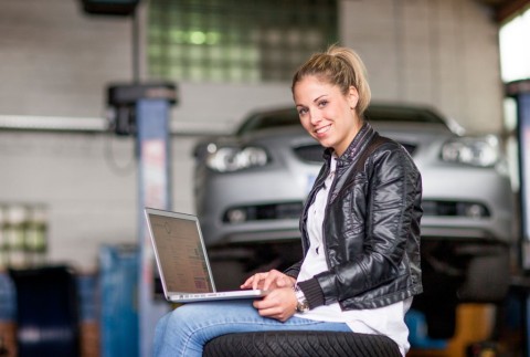 Female drivers enjoy mobility. More and more women discover the comfort of ordering tyres and car accessories online. (Photo: Delticom AG, Hanover)
