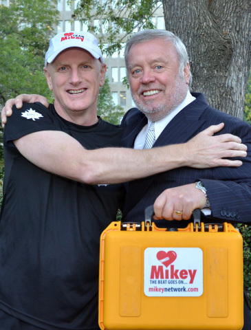 Toronto Police Const. Andrew Rosbrook with The Mikey Network chairman and Heathwood Homes President Hugh Heron. (Photo: Business Wire)
