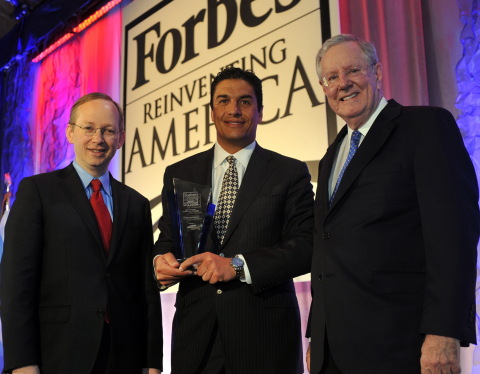 David Steel (left), Executive Vice President of Samsung Electronics North America, presents the Forbes Excellence Award for Education to Aragon Burlingham (center), Founder and President of We Teach Science Foundation, at the inaugural Forbes Reinventing America Summit held in Chicago, IL, March 26-March 28, 2014, and hosted by Steve Forbes (right), Chairman and Editor-in-Chief of Forbes Media. "Samsung applauds Mr. Burlingham's efforts to build a bridge between public school students and private sector STEM professionals to help American students succeed," said David Steel. (Photo: Business Wire)