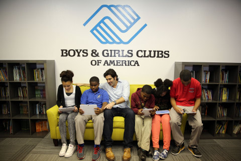 TV personality and celebrity designer Carter Oosterhouse, center, interacts with youth in the Tween Tech Center at Boys & Girls Clubs of Southeast Louisiana.  The center is part of a partnership between Samsung Mobile and Boys & Girls Clubs of America to inspire kids' curiosity in STEM. (Photo: Business Wire)