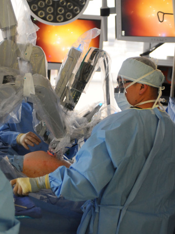 Doctors and staff perform the first single-site robotic assisted hysterectomy in Los Angeles at miVIP's Beverly Hills Regional Surgery Center, Wednesday, April 23, 2014, using the da Vinci® Si™ Surgical System. (Photo: Business Wire)