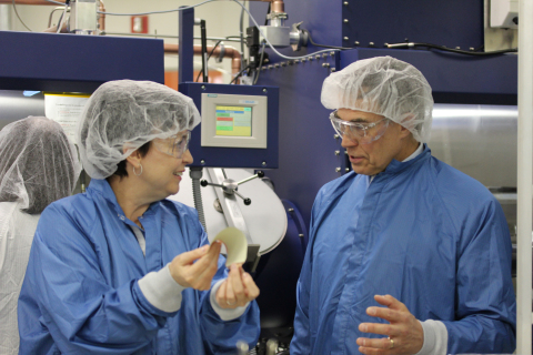 Universal Display Corporation CTO Dr. Julie Brown demonstrates to U.S. Representative Rush Holt how OLED technology could enable innovative applications, such as flexible displays and lighting. (Photo: Business Wire)