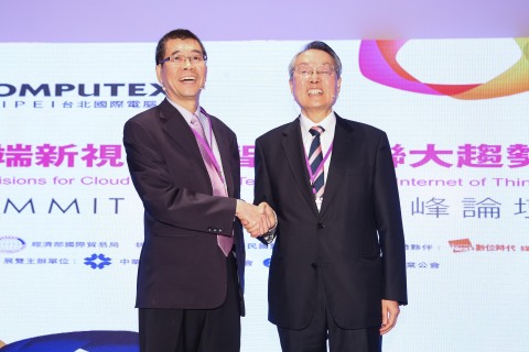 Stan Shih, Acer Chairman (right) and Tsai Ming-kai, Mediatek Chairman (left) spoke at the Computex Taipei 2014 Summit Forum and announced partnership between the two companies. (Photo: Business Wire)