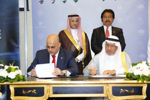 GCEL Co-Chairman, Captain Salloum, and ITFC CEO, Dr. Al-Wohaib, sign the strategic MOU witnessed by Tan Sri Rahman and Engineer Al-Otaibi (Photo: Business Wire)