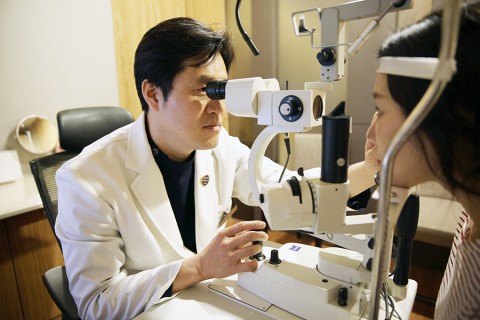 Dr.Koo in Korea at the top of the world with SMILE (Photo: Business Wire)