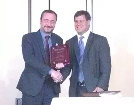 Stéphane Bette, SpineGuard's Co-founder & US General Manager (left), receiving Becker's award during the 12th Annual Spine, Orthopedic and Pain Management-Driven ASC Conference in Chicago - June 12th (Photo: Businees Wire)