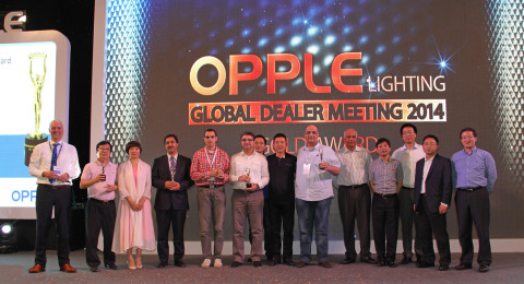 OPPLE BOARD MEMBERS AWARDED GOLD PRIZES TO BUSINESS PARTNERS IN DEALER MEETING, GUANGZHOU SHANGRI-LA HOTEL (Photo: Business Wire)