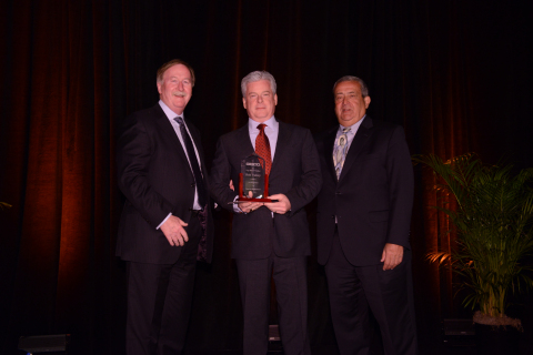 GEICO local agent Rob Vahey (center) is presented the award for GEICO Insurance Agency sales leader of the year by GEICO president and COO Bill Roberts (left) and GEICO Insurance Agency president John Zinno (right) (Photo: Business Wire)