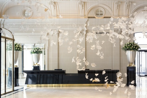 The Lobby and the Dancing Leaves installation of 800 handblown crystal leaves (Photo: Business Wire)