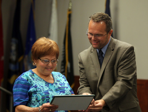 James Combs, director, Central California & Northern Nevada Market, UnitedHealthcare Military & Veterans presents the DAISY Award to Camilla Thomas, LPN, Ionnis A. Lougaris VA Medical Center (Photo: Lance Iversen).