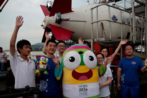 Jiao Long Submersible was going to start his trip to the West Pacific Ocean. Nanjing Lele was cheering for Jiao Long Submersible setting sail together with teenagers and scientific research team. (Photo: Business Wire)