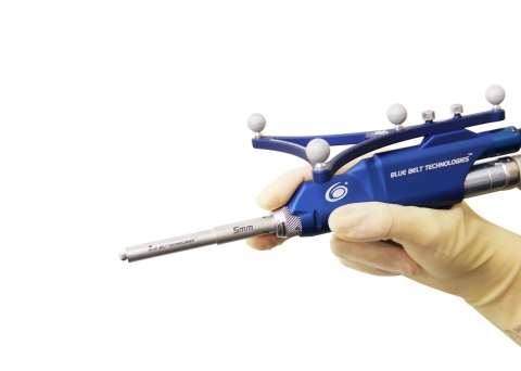 The Navio handpiece assists the surgeon in precision bone preparation. (Photo: Business Wire)