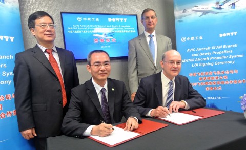 AVIC Aircraft Xi'An Aircraft Company Director and General Manager Wang Chengkuan, and Oliver Towers, President of Dowty Propellers, signed the LOI for the MA700 aircraft's propeller system at the 2014 Farnborough Air Show. Also in attendance were AVIC Aircraft Director and General Manager Chen Fusheng and Brad Mottier, Dowty Propellers' shareholder representatives. (Photo: Business Wire)