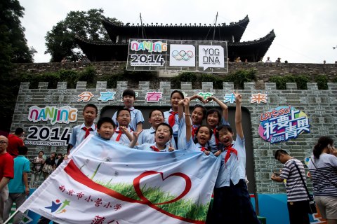 Students from Nanjing Xiaoying Primary School were participating in the 30-day countdown event for Nanjing 2014 Youth Olympic Games. This activity offered the opportunity for children to share summer vacation with YOG happily. (Photo: Business Wire)