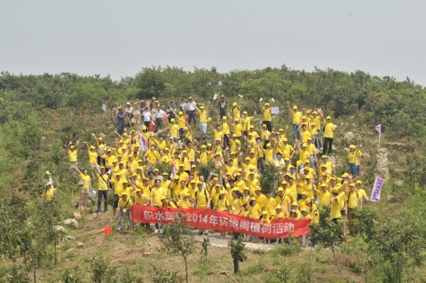 2014年8月3日、中国・蘇州で桜の植樹イベントを開催。総勢170名の従業員とその家族が参加。（写真：ビジネスワイヤ）