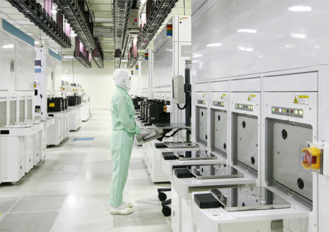 The clean room at Toshiba Yokkaichi Operations Fab5 (Photo: Business Wire)