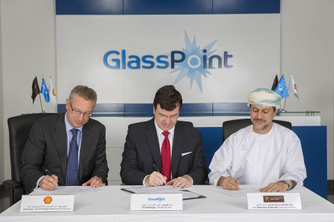 SGRF Executive President H.E. Abdulsalam Al Murshidi and Shell's Oman Country Chairman Chris Breeze join GlassPoint CEO Rod MacGregor at a signing ceremony to commemorate the strategic investment. (Photo: Business Wire)