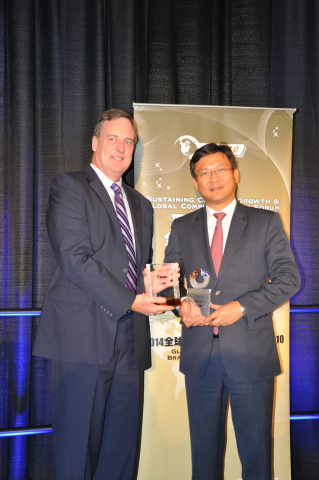 Lixin Cheng, chairman and CEO of ZTE USA receiving the "2014 Global Competitiveness Brands - Top 10 from China" award (Photo: Business Wire)