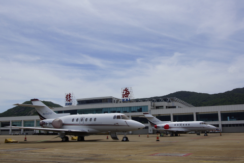 NetJets Business Aviation Limited, Hawker 800's at facility in Zhuhai (Photo: Business Wire)