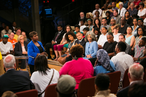 Moderator Gwen Ifill with town hall guests (Photo: Nine Network /Jason Winkeler Photography)