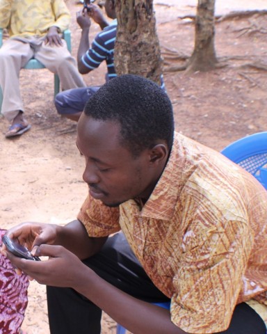 Cocoa experts create weekly text and voice messages based on the cocoa-growing calendar and farmers use their own mobile phones to register for and receive the messages. (Photo: Business Wire)