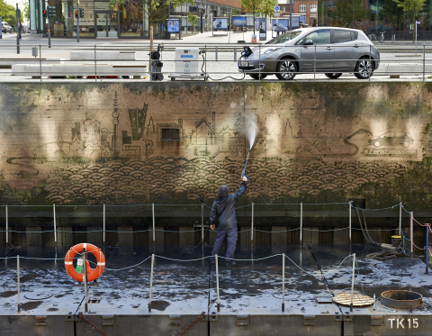 Reverse Graffiti Künstler Moose kreiert ikonische Hamburg skyline am Ufer des St. Annenufer Kanal in Hamburg (Photo: Business Wire).