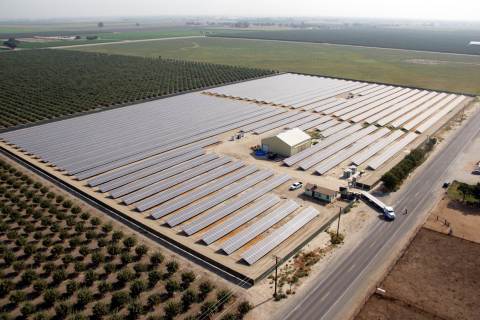 カリフォルニア州トゥーレアリ郡にある太陽光発電所（写真：ビジネスワイヤ）