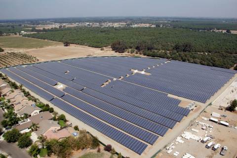 カリフォルニア州トゥーレアリ郡ファーマーズビルにある太陽光発電所（写真：ビジネスワイヤ）