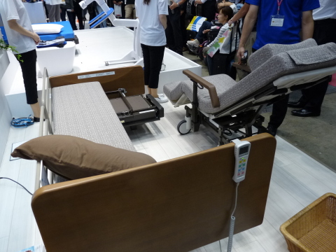 電動ベッドの一部が車いすになる離床アシストベッド「リショーネ」。パーソナルケアロボットの安全性に関する国際規格ISO13482に基づく世界初の認証を取得 （写真：ビジネスワイヤ）
