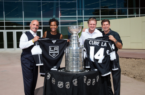 (L-R) Former LA Kings player Daryl Evans, DCLA Executive Director Kafi Blumenfield, CEO, Discovery Science Foundation Joe Adams and former LA Kings player Jim Fox, pose with the Stanley Cup in front of the new Discovery Cube LA museum in the San Fernando Valley to announce the permanent "Science of Hockey" exhibit. (Photo: Business Wire)