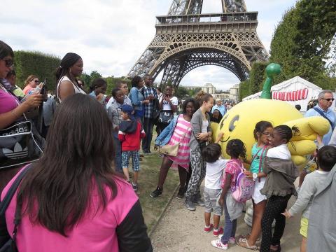 Parents-children of France touching character of Fukushima, "Kibitan" (Photo: Business Wire)