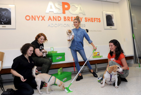 Modern Family's Sarah Hyland, center, brings the Swiffer Effect to the ASPCA Adoption Center in New York, Monday, Oct. 20, 2014. Swiffer  announced a year-long effort to help support the ASPCA in finding homes for animals in need and help make the challenges of cleaning up after a pet less of a concern after adoption. (Photo by Diane Bondareff/Invision for Swiffer/AP Images)