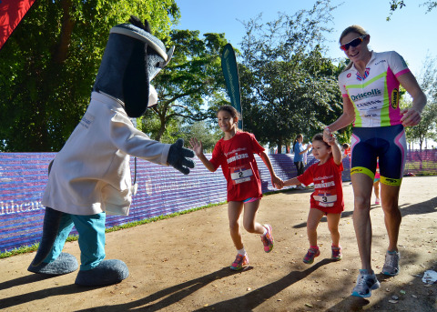 UnitedHealthcare mascot Dr. Health E. Hound and Leanda Cave, four-time World Triathlon champion, help local youth cross the finish line at the inaugural UnitedHealthcare IRONKIDS Miami Fun Run at Bayfront Park. Photo Credit: Gaston De Cardenas