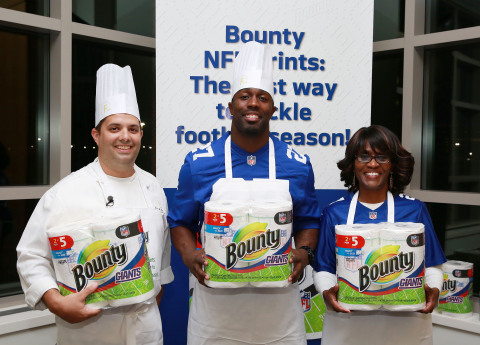 New York Giants Safety Stevie Brown, his mother Karla Brown and Giants chef Angelo Basilone, Executive Chef of FLIK International, teamed up with Bounty NFL Prints to teach the importance of healthy eating on and off the field at the team's Mom's Clinic in East Rutherford, NJ on October 27, 2014. (Photo: Business Wire)