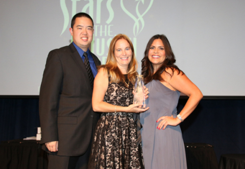 Hilton Grand Vacations Executive Assistant Jerilea Caldwell (center), accompanied by resort directors Jeffrey Chen (left) and Jessica Dupont (right), accepts the Administrative Assistant of the Year award, presented by the Nevada Hotel and Lodging Association. (Photo: Business Wire)