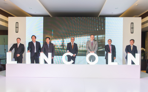 Kumar Galhotra, president of Lincoln (center), Robert Parker, president of Lincoln China (right) and dealership representatives celebrate the opening of the Beijing Furui Lincoln store. (Photo: Business Wire)