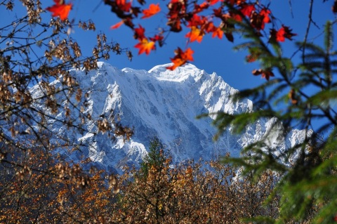 
燕子沟白雪皑皑的巍峨山峰.(照片：美国商业资讯)

