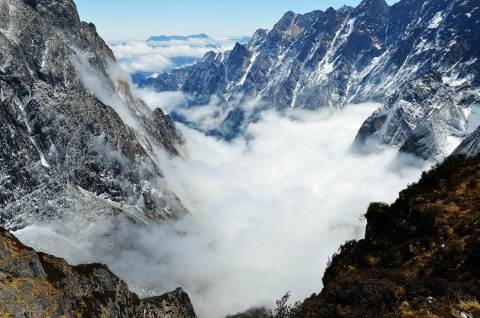 燕子沟座落于贡嘎山的山麓,四周有超过20个海拔5,000米以上的山
峰, 其中更包括四川最高峰.(照片：美国商业资讯)

