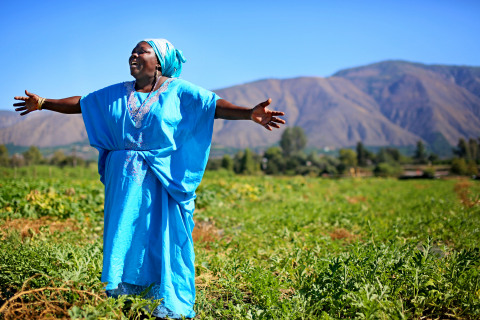 IRC's New Roots Farm Raising event at the Pauma Valley farm. Somali Bantu spokeswoman Sitey Mbere expressing her joy in farming during the New Roots Farm Raising event in San Diego. (Photo: Business Wire)