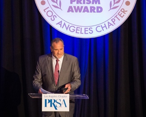 Howard Bragman, Vice Chairman of Reputation.com and Founder of Fifteen Minutes PR, addresses the audience after accepting PRSA-LA’s 2014 PR Professional of the Year Award. (Photo: Business Wire)