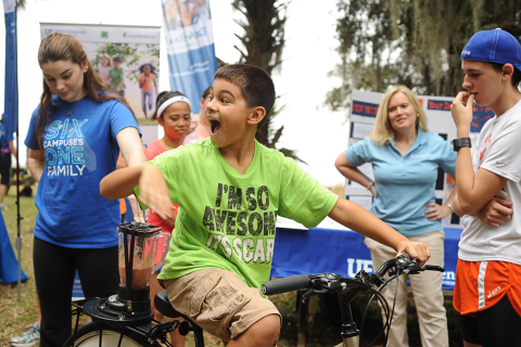 Alachua County 4-H Members use a smoothie bike to create their own healthy snack in return for a little “sweat equity” at the annual “Little Run on the Prairie” 5K race at Payne’s Prairie Preserve State Park in Micanopy, Fl. The smoothie-bike is part of $40,000 grant announced today from UnitedHealthcare to University of Florida’s Institute of Food and Agricultural Sciences (IFAS) that will promote healthy living among youth. (Photo credit: Julie Brewer Photography)