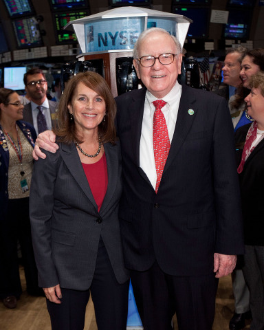 Cathy Baron Tamraz, chairwoman/CEO, Business Wire and Warren Buffett, chairman/CEO, Berkshire Hathaway (Photo: Business Wire)