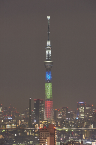 東京スカイツリー(R)「光の三原色」特別ライティング （写真：ビジネスワイヤ）