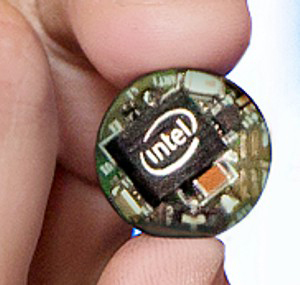 Intel CEO Brian Krzanich unveils the Intel Curie module at CES 2015. (Photo: Business Wire)